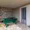 2 Bedroom Cozy Apartment In Jadranovo