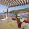 4 Bedroom Beautiful Apartment In Brna