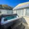 CaravanSleeps4-HotTub-Coastal-Parking-QuietRetreat