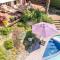 West Vancouver Family Home w Custom Patio and Pool - 西温哥华