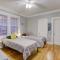 Vintage Vibes in Walkable Midtown - Spacious Bungalow with 6 beds in Central Location - Memphis