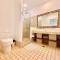 Peninsula 46 - Upscale 2bdr with Jacuzzi - Beach - Fast wifi - Gym