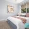 Stylish Sophistication with Leafy Newcastle Views! - 纽卡斯尔