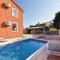 Awesome Home In Valbandon