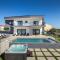 5 Bedroom Amazing Home In Galizana