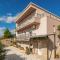 Studio Apartment In Mali Rat