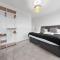 Luxury 3 bed apartment with Balcony - London