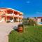 3 Bedroom Cozy Home In Galovac