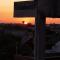 Moderno Departamento con Balcón y Vista al Atardecer
