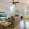 Cosy and Open with Loft on Greenbelt - أوستن