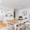 Lakeside 3-Bed Apartment with Jacuzzi