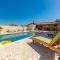 Six-Bedroom Holiday Home In Galovac - 伽罗瓦克