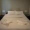 12 Monks - Beachfront Hostel