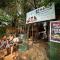 12 Monks - Beachfront Hostel