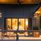 Modern Tree House! Cozy Hot Tub, Firepit, Views! - 赛维尔维尔