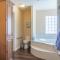 Second Story Suite with Balcony - Queen Creek