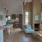 Lush villa in a nature reserve with a castle - 萨莱