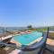Bayfront Luxury House with Pool - 凯马