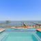 Bayfront Luxury House with Pool - 凯马