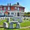 Stonehenge Inn & Shepherd's Huts - Durrington