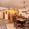 KBM Resorts Fantastic 1 level3Bdrm walk to Main and Town Lift private hot tub AC. TPC-102C