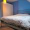 Une chambre privée au sein dune villa à la campagne