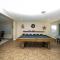 Spacious house with pool heater, hot tub, billiards - 凤凰城