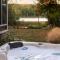 Lakefront Retreat, Mins to Dtown, Firepit, Hot Tub, Pet friendly!