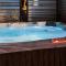 Lakefront Retreat, Mins to Dtown, Firepit, Hot Tub, Pet friendly!