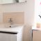Stunning 2 Bed with Private Patio and Free Parking