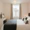Stunning 2 Bed with Private Patio and Free Parking