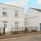 Stunning 2 Bed with Private Patio and Free Parking