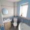 Double Bedroom near Bath with Private Toilet! Shared Shower and Kitchen - 特罗布里奇