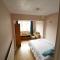 Double Bedroom near Bath with Private Toilet! Shared Shower and Kitchen - 特罗布里奇