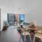 Pristine 2-Bed by Albert Park with Pool & Gym - Melbourne