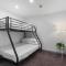 Pristine 2-Bed by Albert Park with Pool & Gym - Melbourne