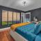 New-The Mod Poppy Large home 10 minutes from it all