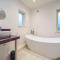 Saracens · Luxurious retreat - pool sauna bar 7 ensuites Pass the Keys - Hadnall