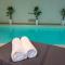 Saracens · Luxurious retreat - pool sauna bar 7 ensuites Pass the Keys - Hadnall
