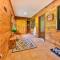 Stream-Side Atrium Home with Side Rooms & Pool Table - 亨特