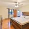 Stream-Side Atrium Home with Side Rooms & Pool Table - 亨特