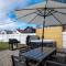 Updated Family-sized Home in Heart of Rutland, Near Slopes, EV Level 2, Hot Tub - 拉特兰