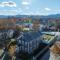 Updated Family-sized Home in Heart of Rutland, Near Slopes, EV Level 2, Hot Tub - 拉特兰