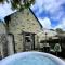 The Stables - Detached Cottage with Private Garden & Hot Tub