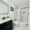 Pool home - new, spacious, central and close to beach - Seminole