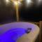 Campsie Luxury Pods with hot tub - Glasgow