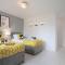 Stylish 6 Bedroom 3 Bathroom Detached House with Free Parking, Super-Fast Wifi, Pool Table, Smart TVs with Netflix by Yoko Property - Milton Keynes