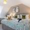 Stylish 6 Bedroom 3 Bathroom Detached House with Free Parking, Super-Fast Wifi, Pool Table, Smart TVs with Netflix by Yoko Property - Milton Keynes