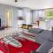 3rd-floor space with modern décor recently renovated viewing over pool in Coco - Коко