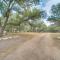 11 Mi to LBJ State Park - Couples Cabin Retreat! - Hye
